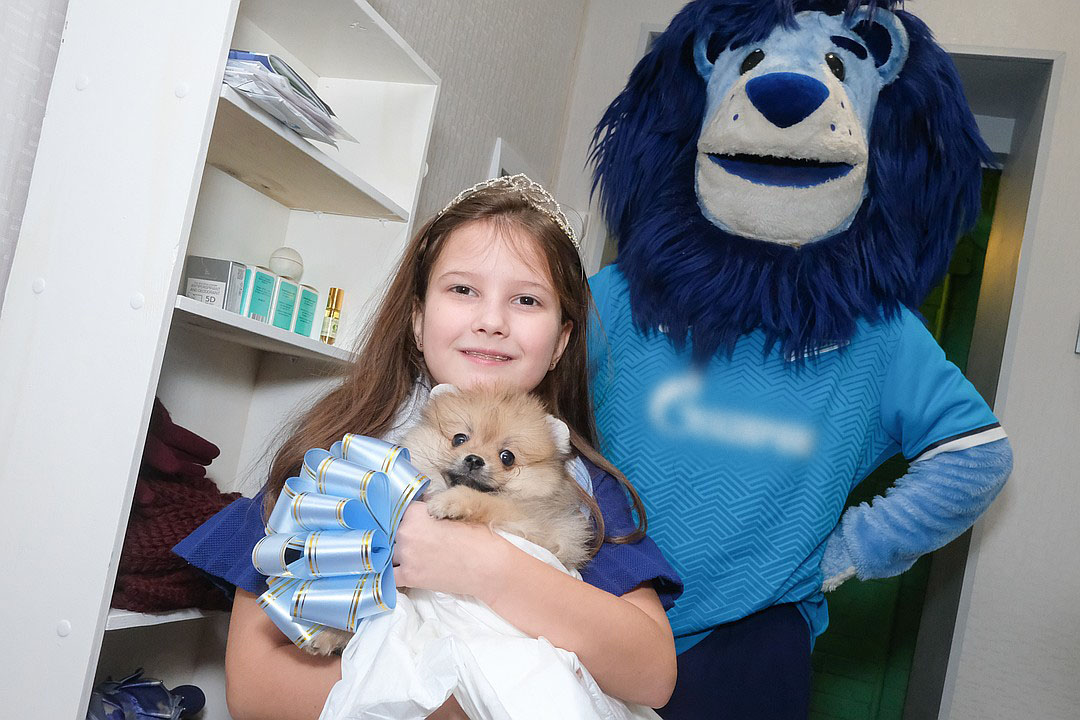 Футболист ФК “Зенит” Артем Дзюба подарил щенка шпица школьнице из Мурома