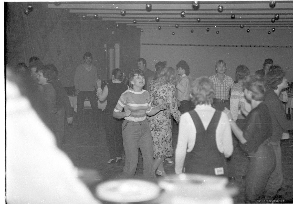 Дискотека в общежитии в 1984 году для работников ВТЗ