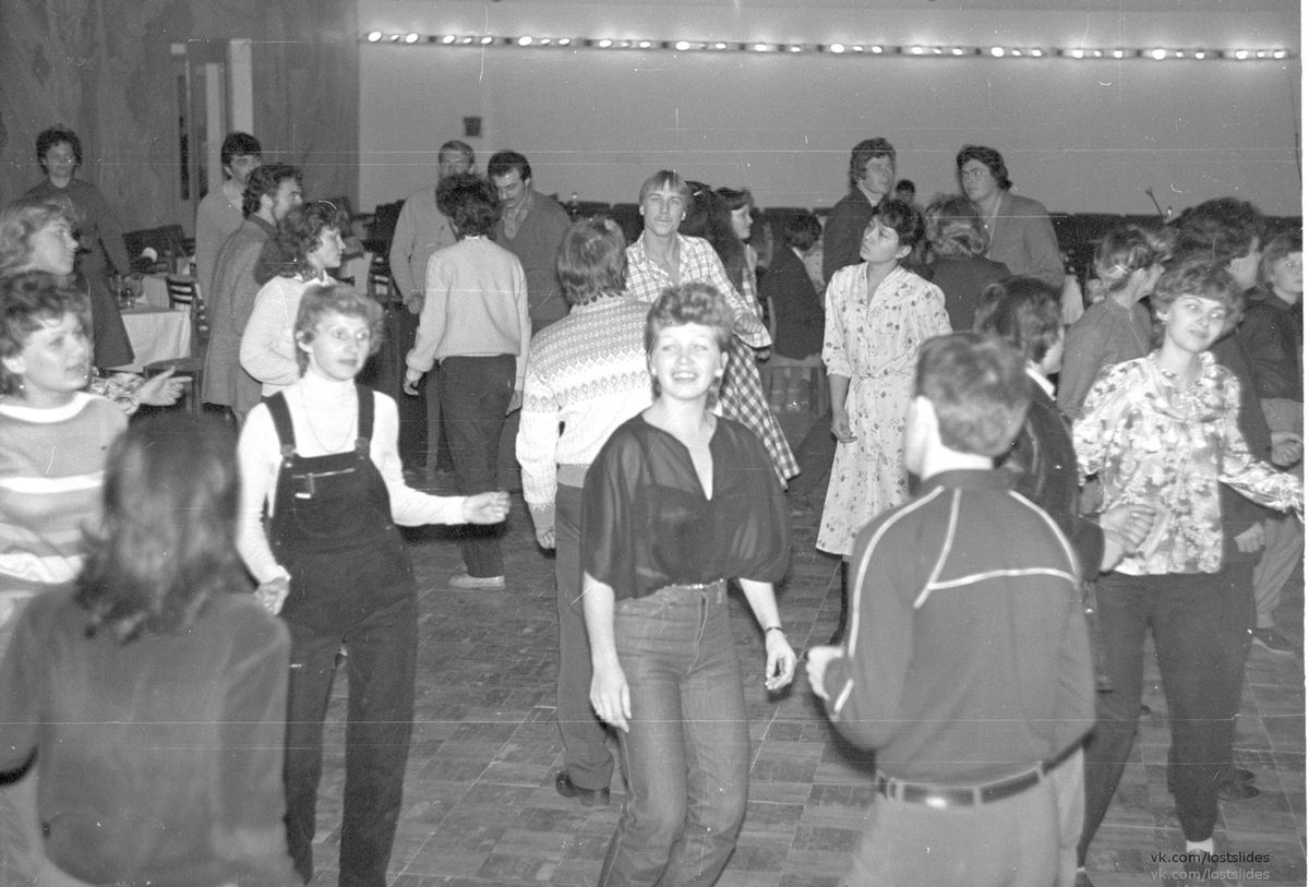 Дискотека в общежитии в 1984 году для работников ВТЗ