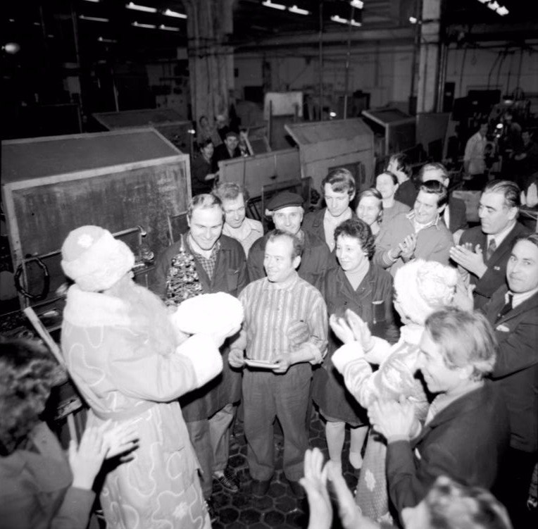 В СССР была чудесная традиция - отмечать Новый год досрочно, если план на работе выполняли раньше срока. Например, сохранилось фото из моторного цеха № 1 ВТЗ: в октябре Дед Мороз и Снегурочка пришли к бригаде, которая выполнила годовой план”