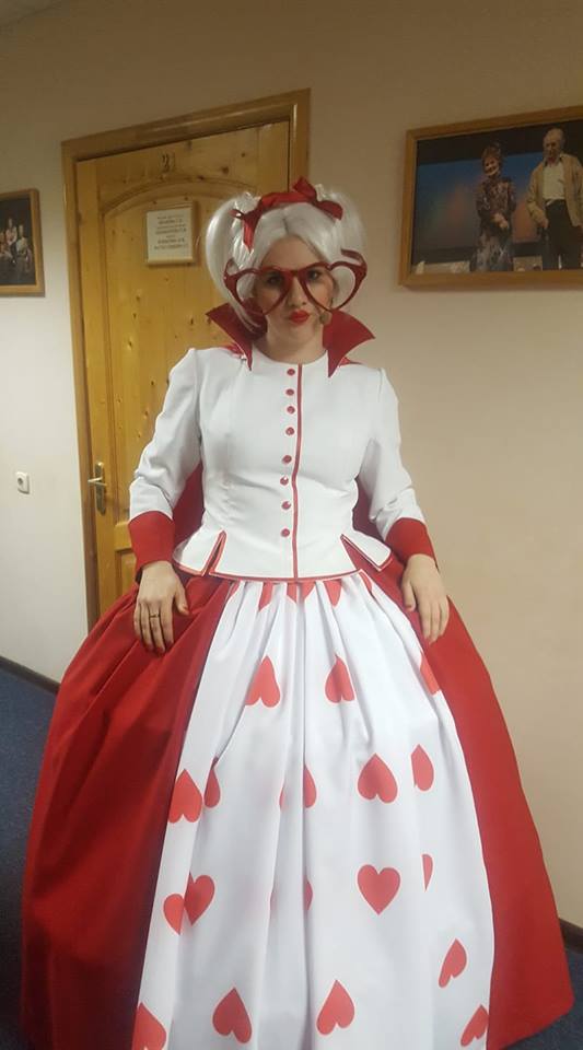 Заведующая пошивочной мастерской драмтеатра Ольга Евдокимова рассказала, как создаются костюмы для спектаклей