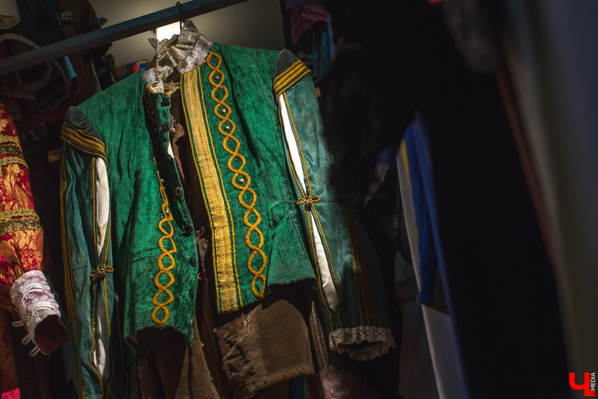 Заведующая пошивочной мастерской драмтеатра Ольга Евдокимова рассказала, как создаются костюмы для спектаклей