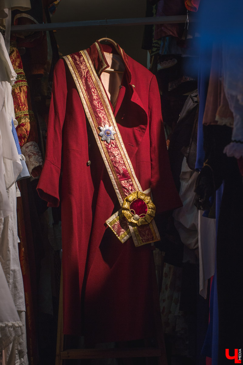 Заведующая пошивочной мастерской драмтеатра Ольга Евдокимова рассказала, как создаются костюмы для спектаклей