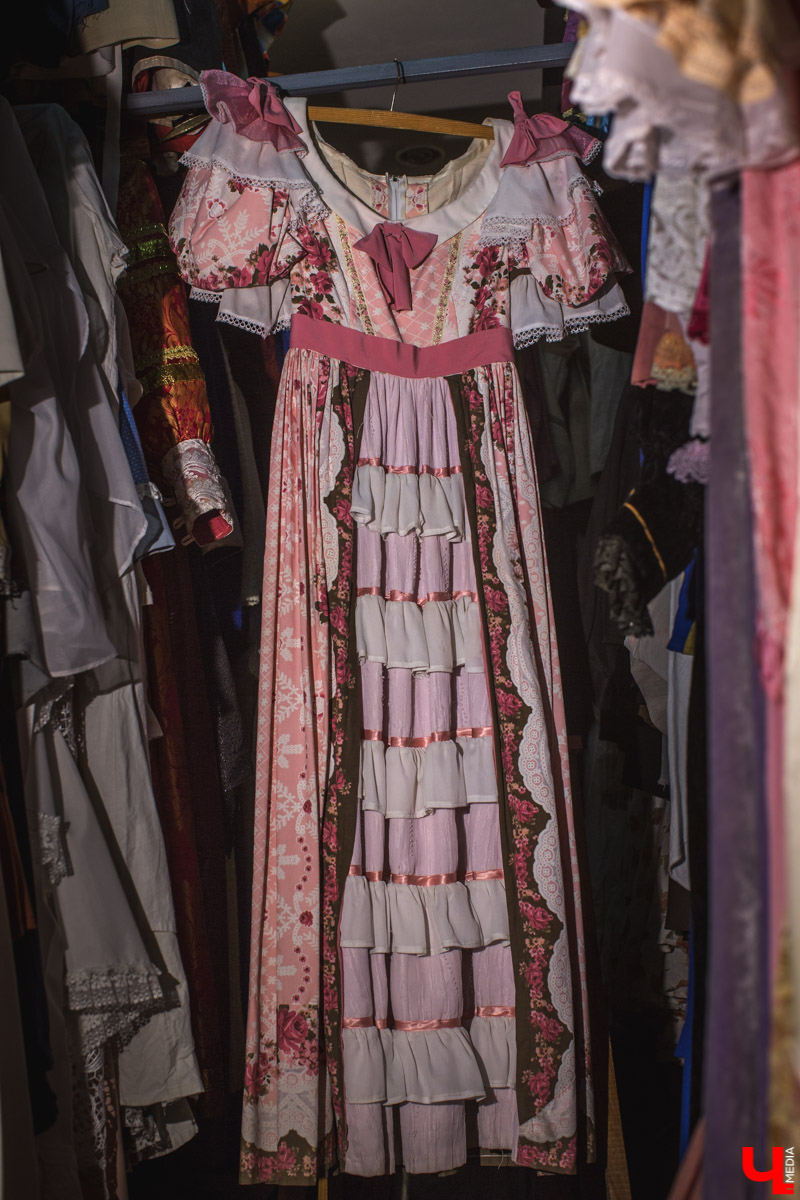 Заведующая пошивочной мастерской драмтеатра Ольга Евдокимова рассказала, как создаются костюмы для спектаклей