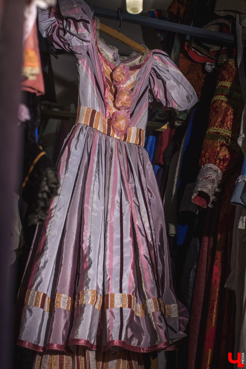 Заведующая пошивочной мастерской драмтеатра Ольга Евдокимова рассказала, как создаются костюмы для спектаклей