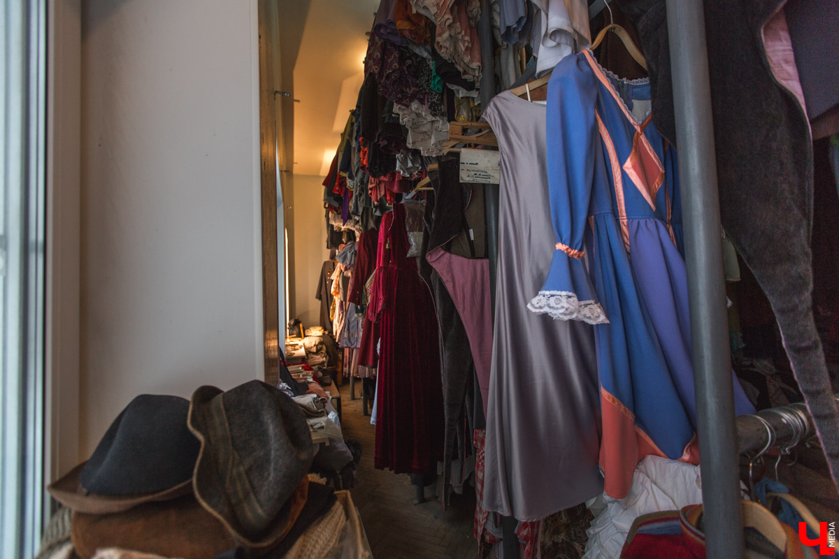 Заведующая пошивочной мастерской драмтеатра Ольга Евдокимова рассказала, как создаются костюмы для спектаклей