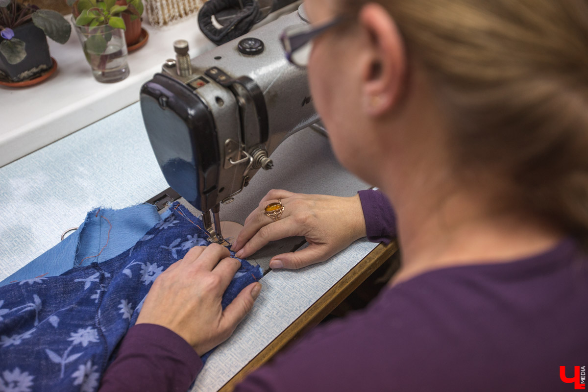 Заведующая пошивочной мастерской драмтеатра Ольга Евдокимова рассказала, как создаются костюмы для спектаклей