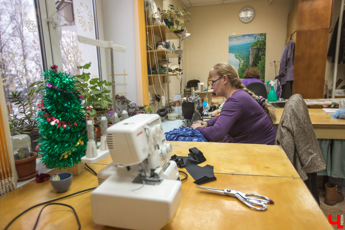 Заведующая пошивочной мастерской драмтеатра Ольга Евдокимова рассказала, как создаются костюмы для спектаклей