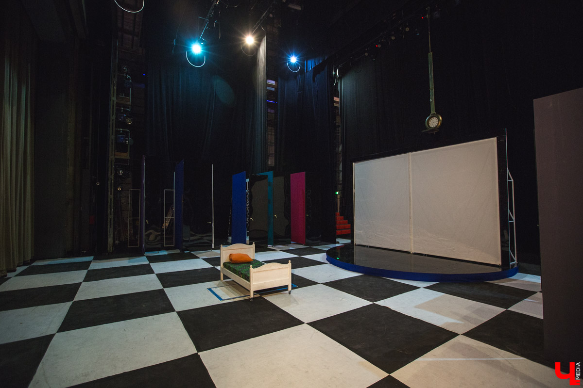 Заведующая пошивочной мастерской драмтеатра Ольга Евдокимова рассказала, как создаются костюмы для спектаклей