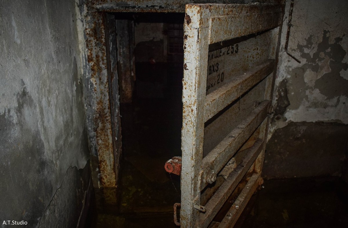 Михаил Цветаев нередко наведывается в заброшенные сооружения. И увлекательно рассказывает о них. На этот раз он поведал о трех заброшенных владимирских бомбоубежищах