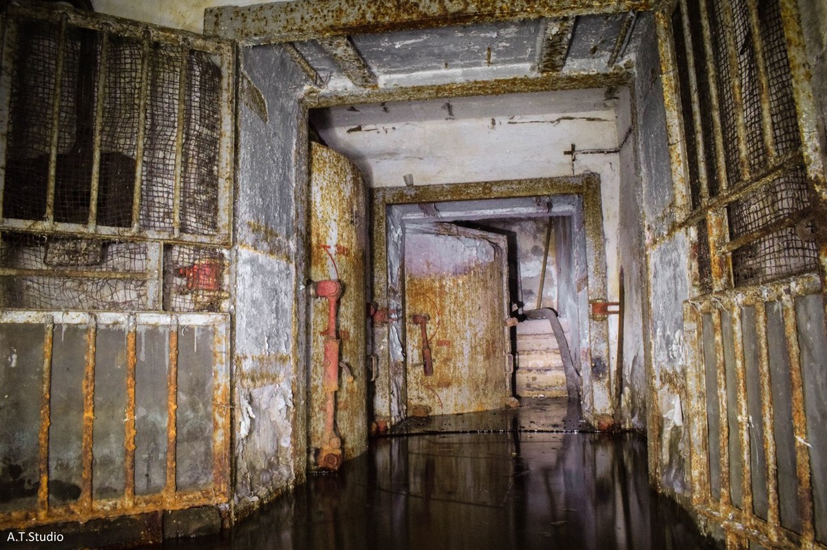 Михаил Цветаев нередко наведывается в заброшенные сооружения. И увлекательно рассказывает о них. На этот раз он поведал о трех заброшенных владимирских бомбоубежищах