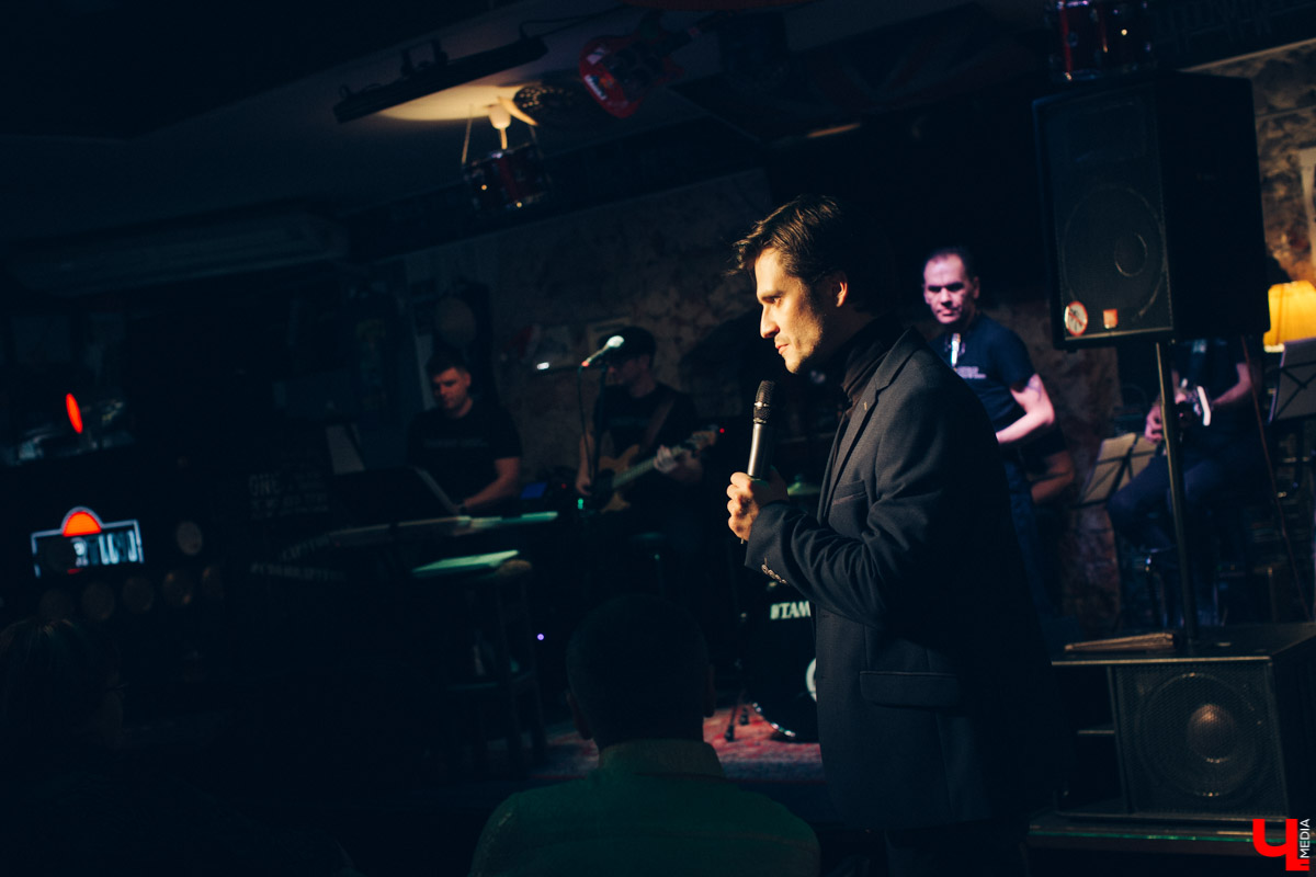 11 января в баре “Другой” прошел премьерный показ спектакля “Назову себя...”. Главную роль исполнил Александр Аладышев, режиссером стал Линас Зайкаускас