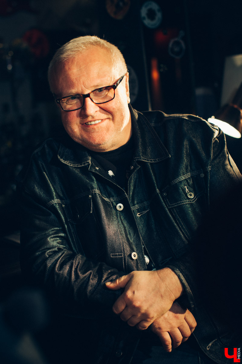 11 января в баре “Другой” прошел премьерный показ спектакля “Назову себя...”. Главную роль исполнил Александр Аладышев, режиссером стал Линас Зайкаускас