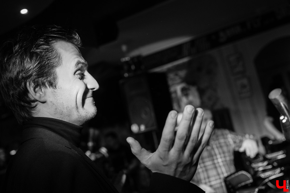 11 января в баре “Другой” прошел премьерный показ спектакля “Назову себя...”. Главную роль исполнил Александр Аладышев, режиссером стал Линас Зайкаускас