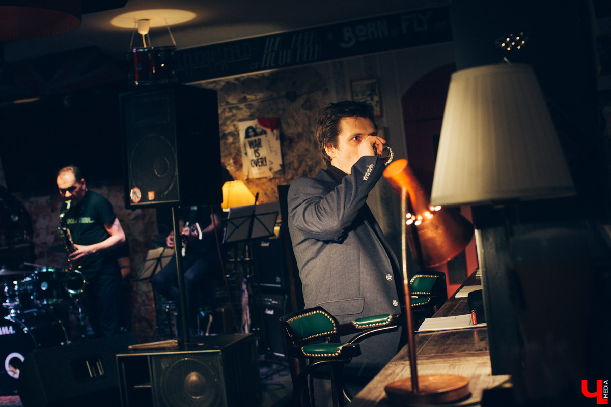 11 января в баре “Другой” прошел премьерный показ спектакля “Назову себя...”. Главную роль исполнил Александр Аладышев, режиссером стал Линас Зайкаускас