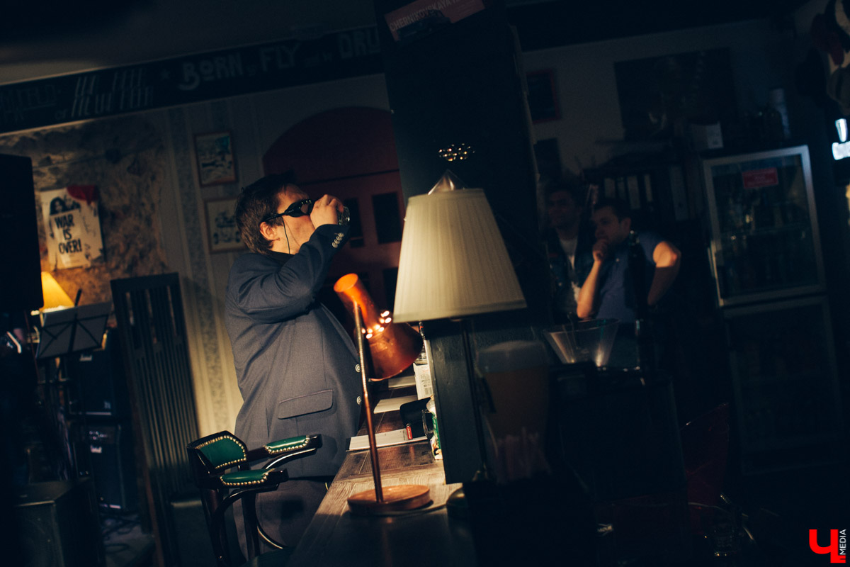 11 января в баре “Другой” прошел премьерный показ спектакля “Назову себя...”. Главную роль исполнил Александр Аладышев, режиссером стал Линас Зайкаускас