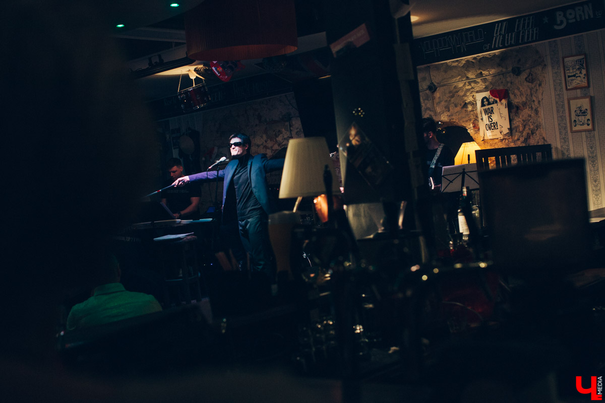 11 января в баре “Другой” прошел премьерный показ спектакля “Назову себя...”. Главную роль исполнил Александр Аладышев, режиссером стал Линас Зайкаускас