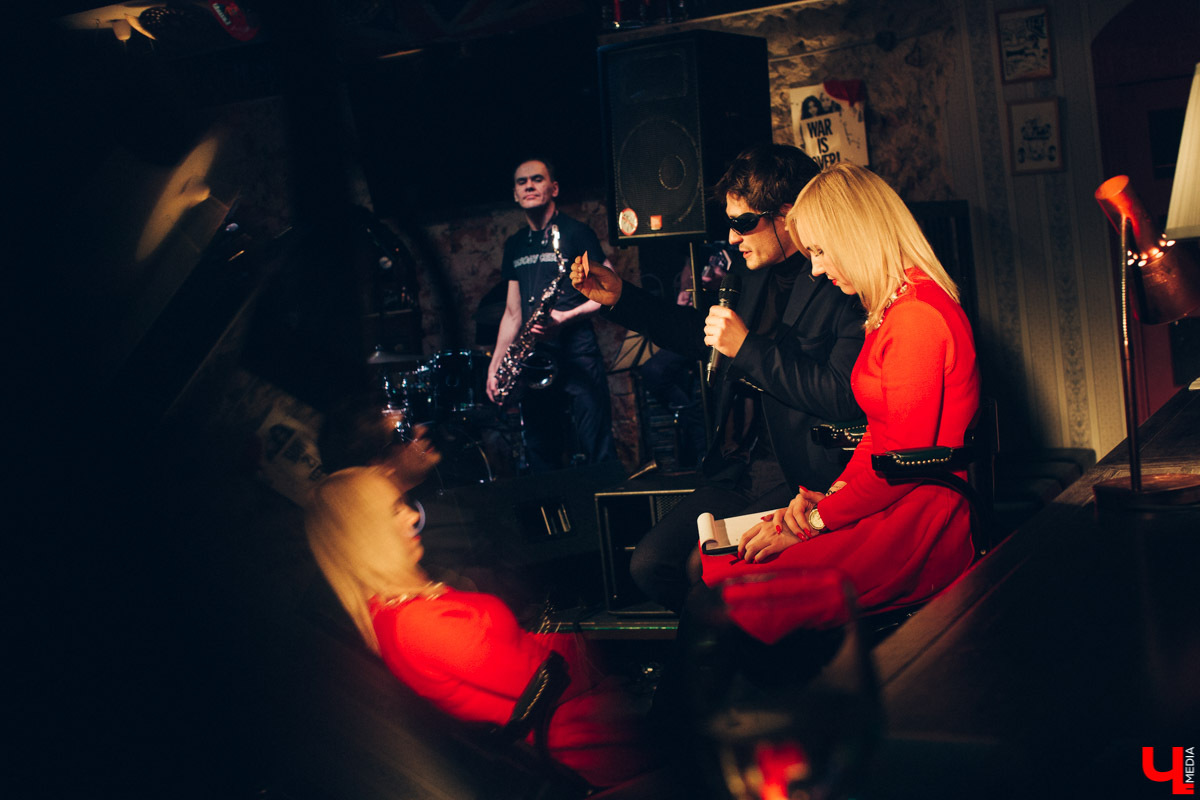 11 января в баре “Другой” прошел премьерный показ спектакля “Назову себя...”. Главную роль исполнил Александр Аладышев, режиссером стал Линас Зайкаускас