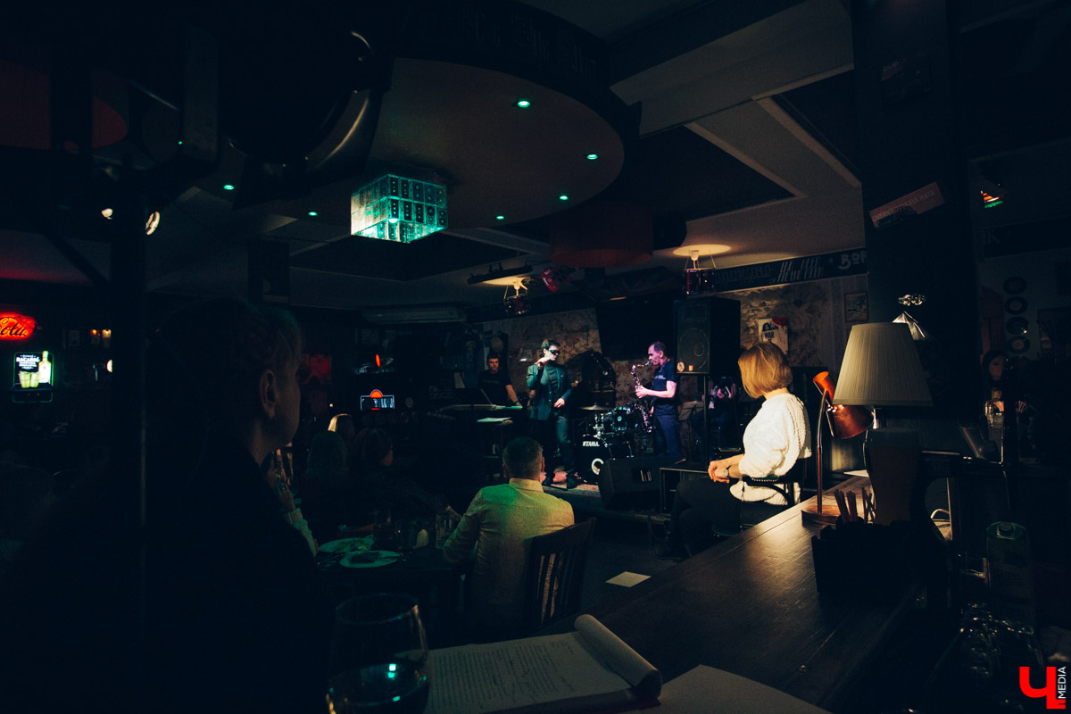 11 января в баре “Другой” прошел премьерный показ спектакля “Назову себя...”. Главную роль исполнил Александр Аладышев, режиссером стал Линас Зайкаускас