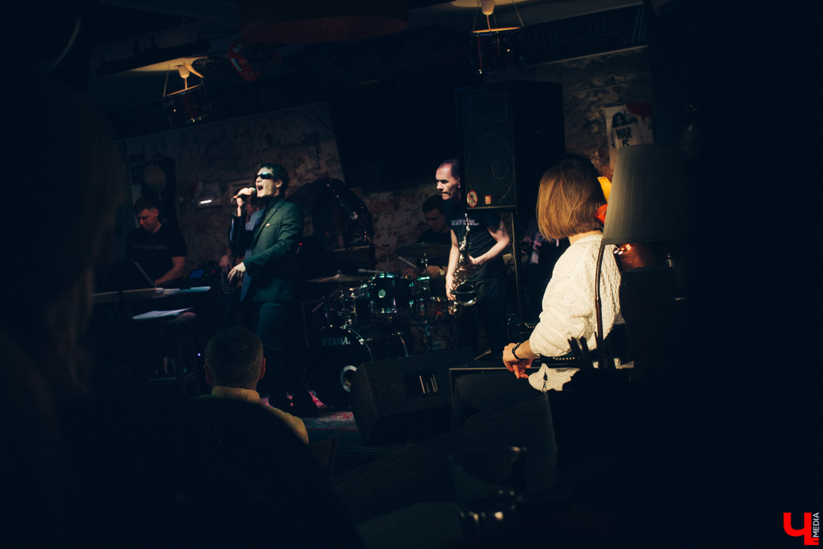 11 января в баре “Другой” прошел премьерный показ спектакля “Назову себя...”. Главную роль исполнил Александр Аладышев, режиссером стал Линас Зайкаускас