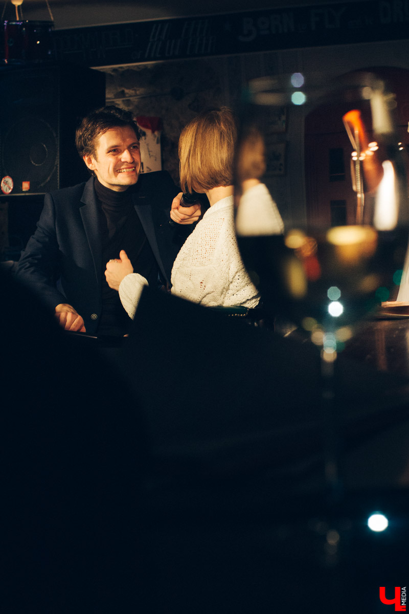 11 января в баре “Другой” прошел премьерный показ спектакля “Назову себя...”. Главную роль исполнил Александр Аладышев, режиссером стал Линас Зайкаускас