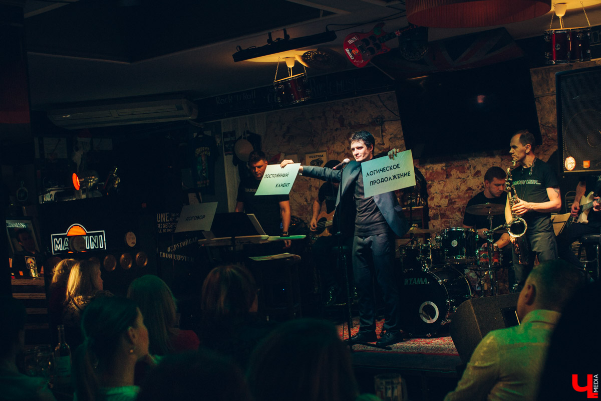 11 января в баре “Другой” прошел премьерный показ спектакля “Назову себя...”. Главную роль исполнил Александр Аладышев, режиссером стал Линас Зайкаускас