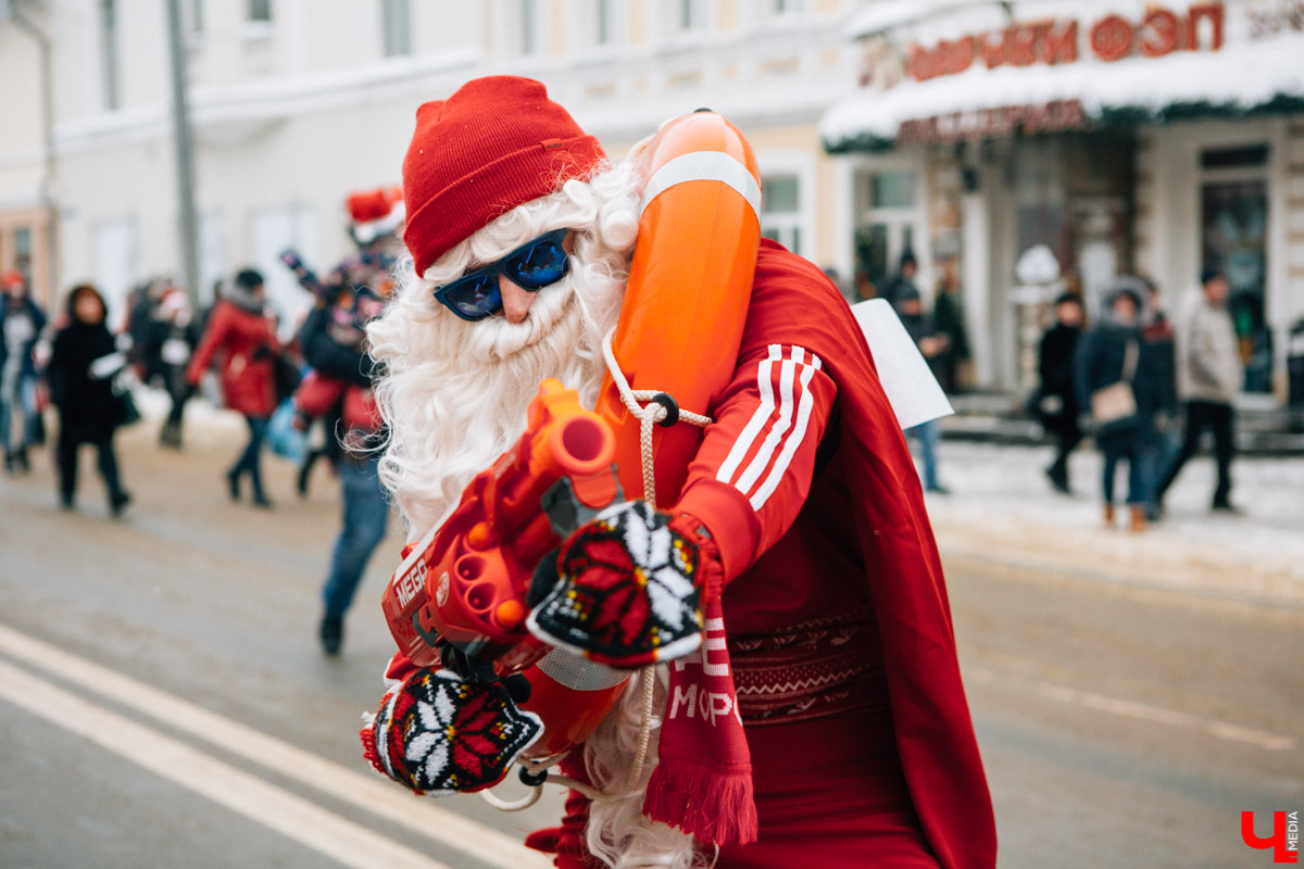 13 января во Владимире прошел VIII забег Дедов Морозов в центре города. В нем приняли участие больше 3 тысяч человек