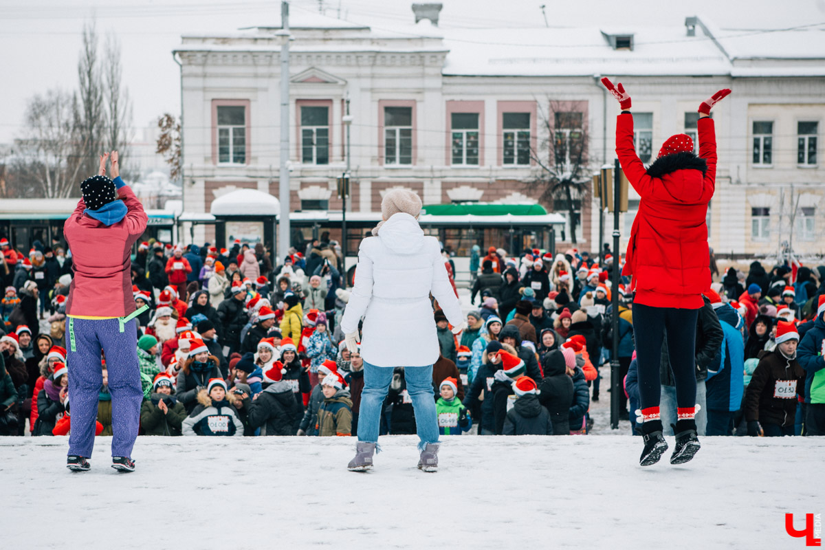 13 января во Владимире прошел VIII забег Дедов Морозов в центре города. В нем приняли участие больше 3 тысяч человек