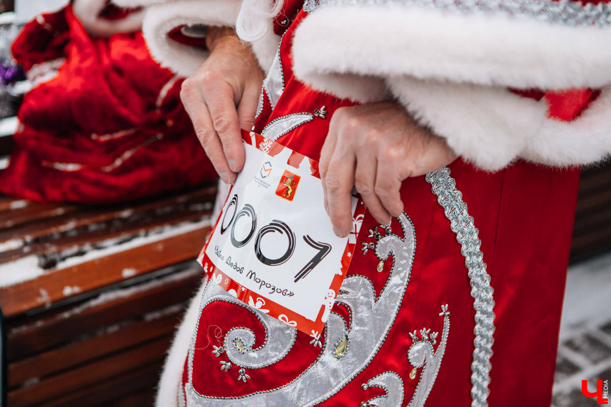 13 января во Владимире прошел VIII забег Дедов Морозов в центре города. В нем приняли участие больше 3 тысяч человек