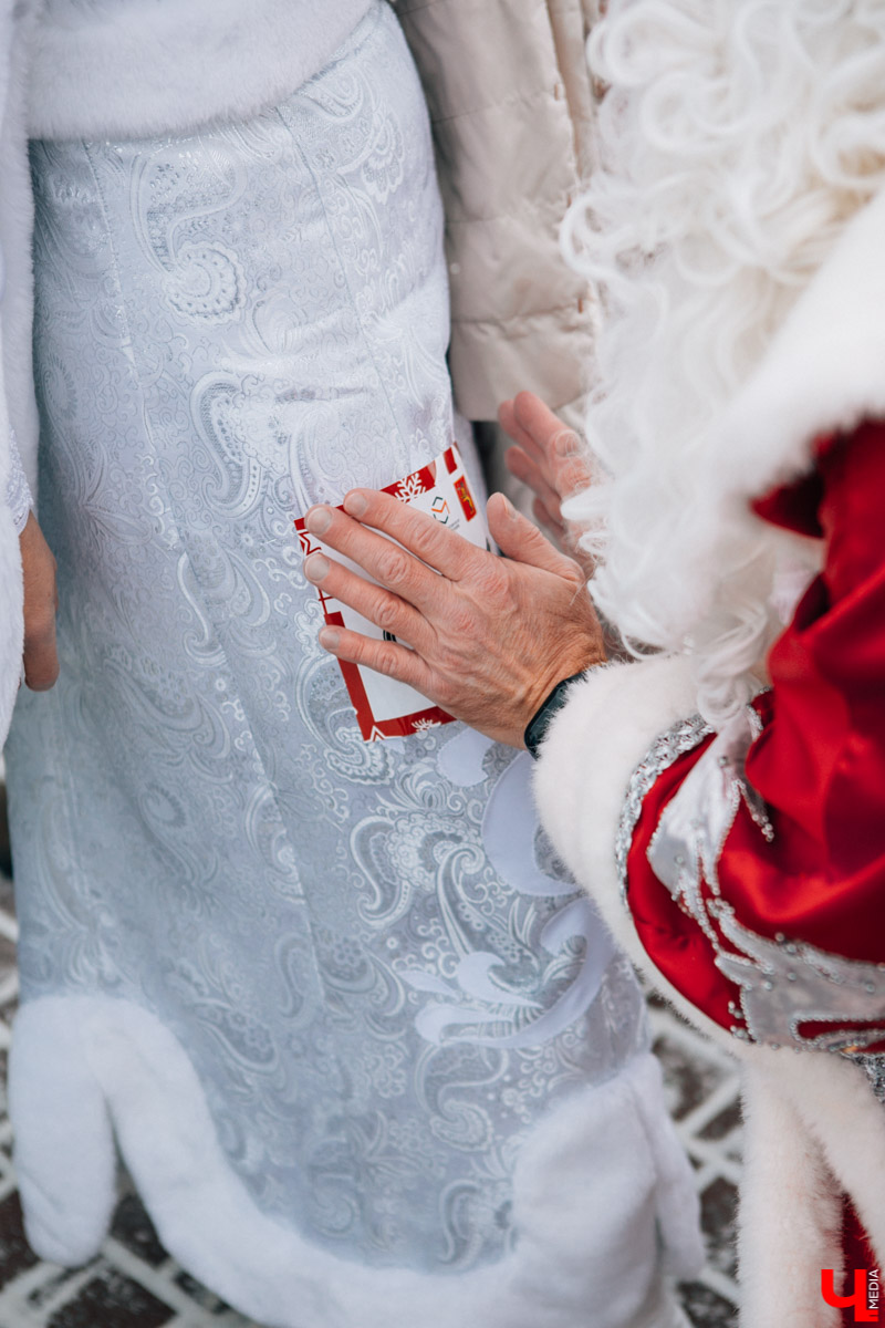 13 января во Владимире прошел VIII забег Дедов Морозов в центре города. В нем приняли участие больше 3 тысяч человек