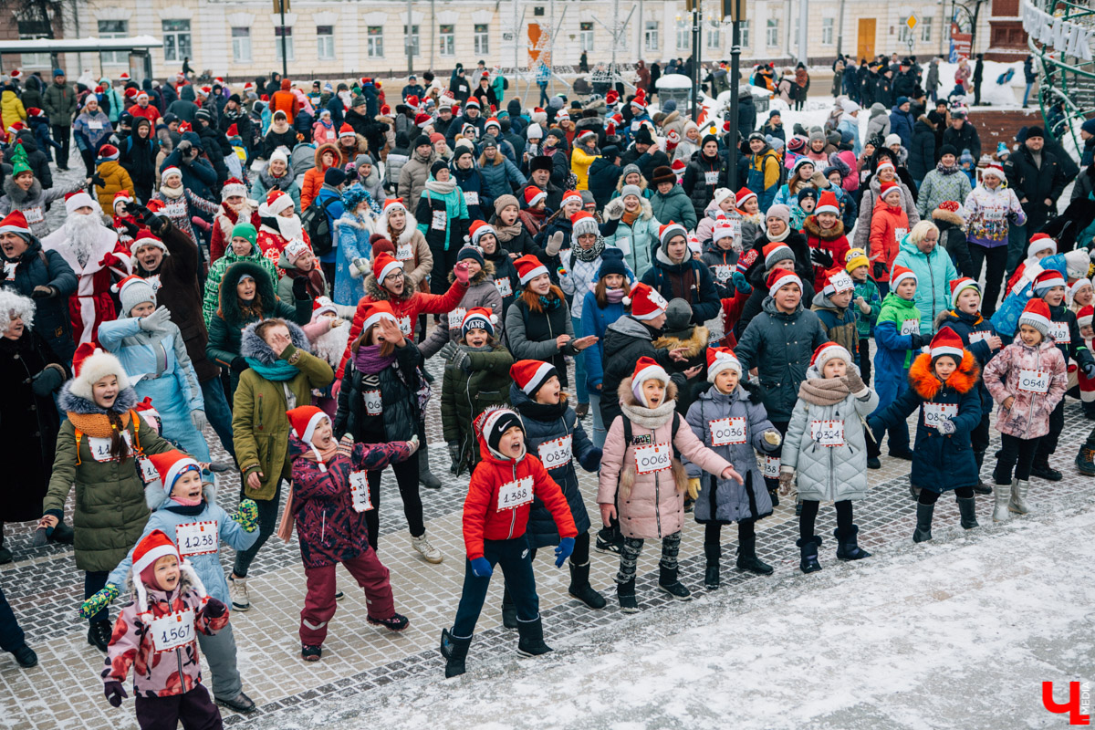 13 января во Владимире прошел VIII забег Дедов Морозов в центре города. В нем приняли участие больше 3 тысяч человек