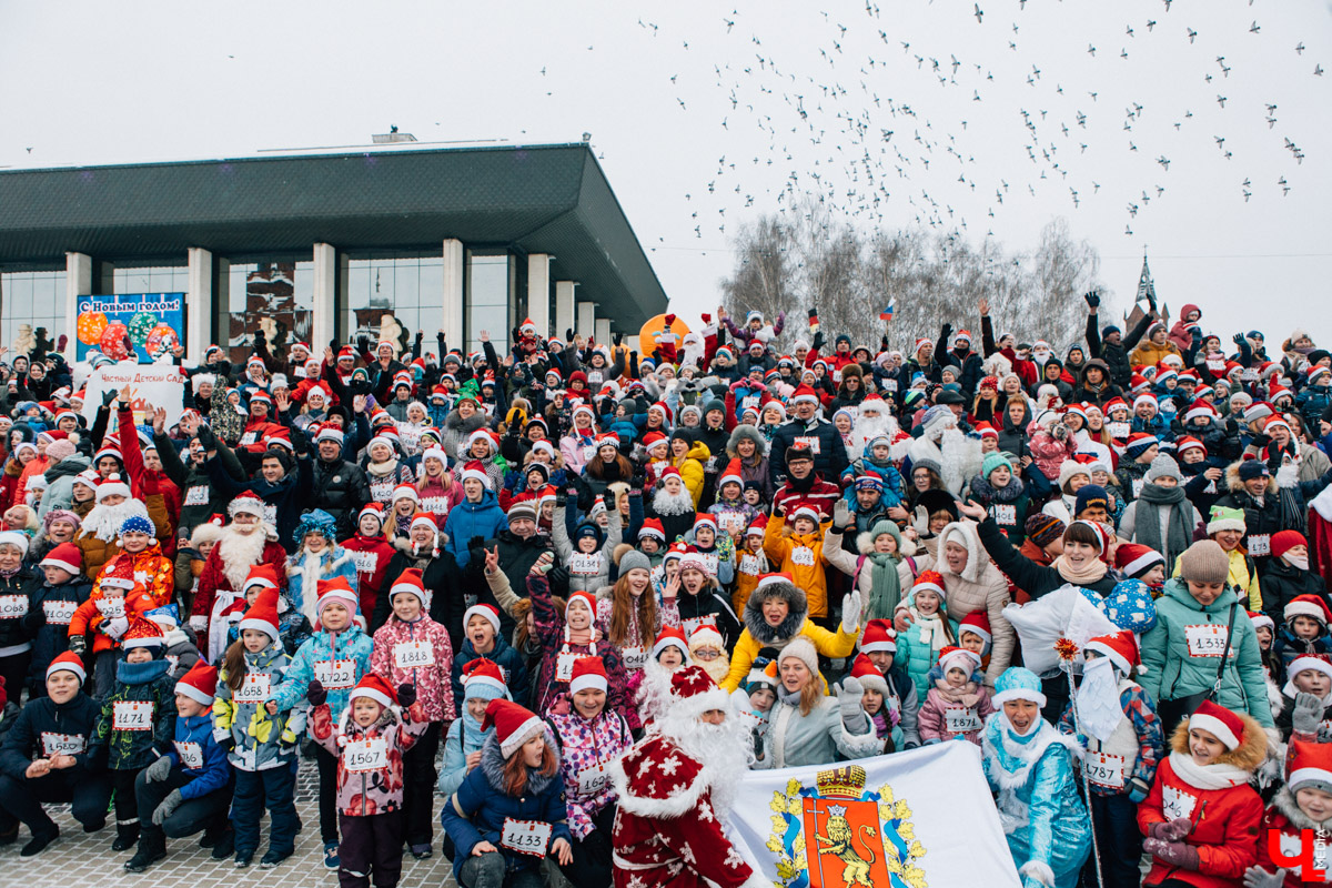 13 января во Владимире прошел VIII забег Дедов Морозов в центре города. В нем приняли участие больше 3 тысяч человек