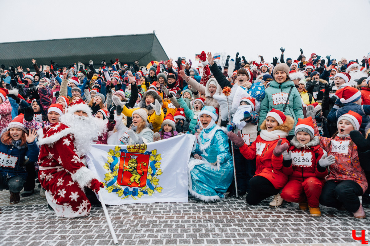 13 января во Владимире прошел VIII забег Дедов Морозов в центре города. В нем приняли участие больше 3 тысяч человек