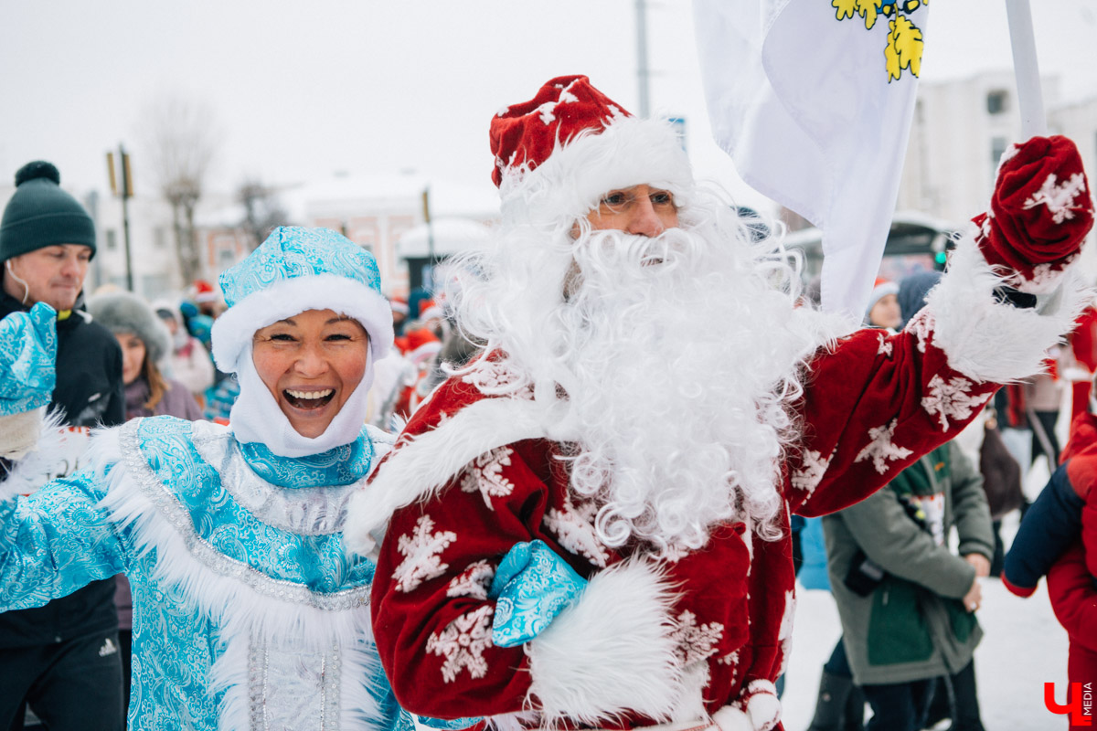 13 января во Владимире прошел VIII забег Дедов Морозов в центре города. В нем приняли участие больше 3 тысяч человек