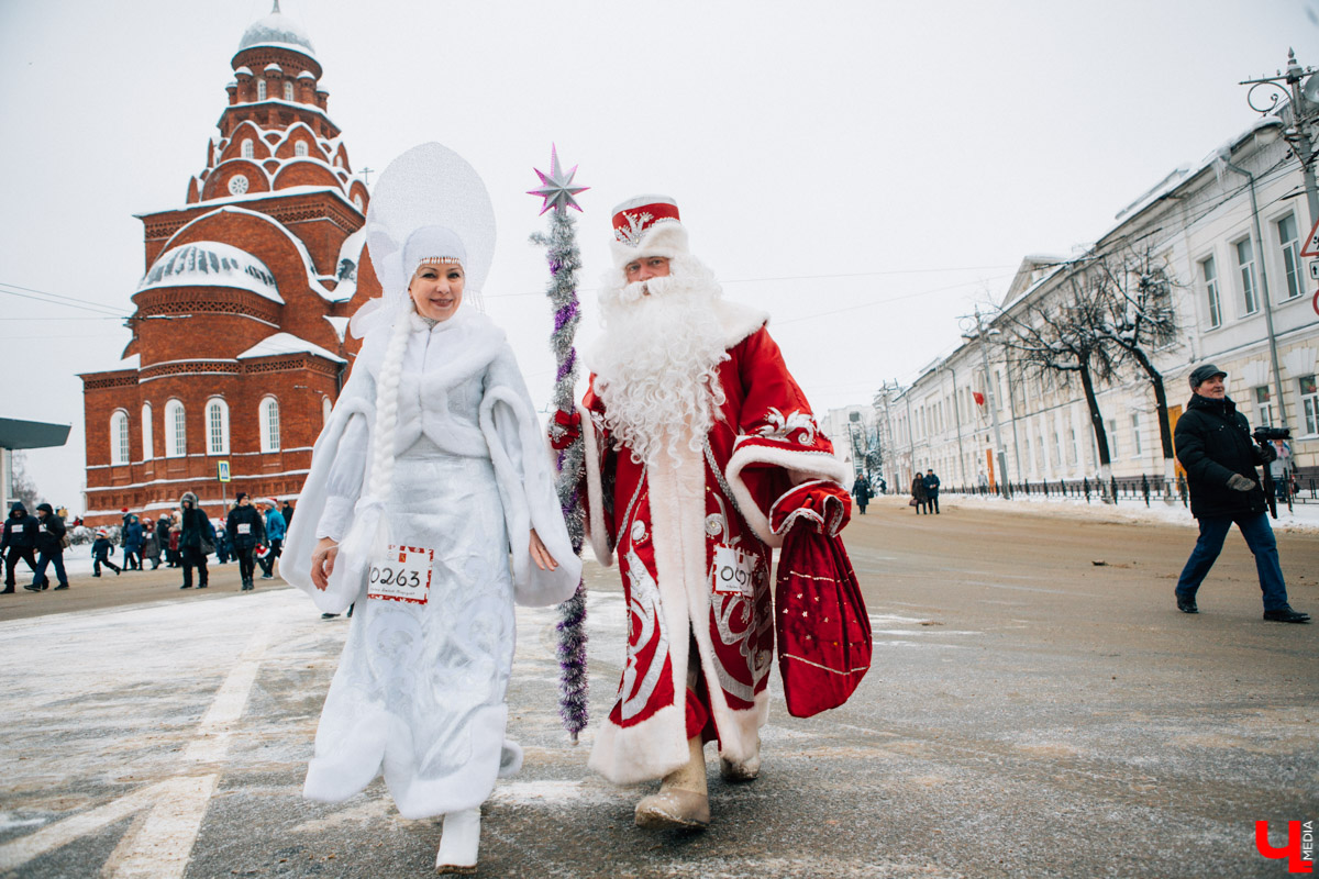 13 января во Владимире прошел VIII забег Дедов Морозов в центре города. В нем приняли участие больше 3 тысяч человек