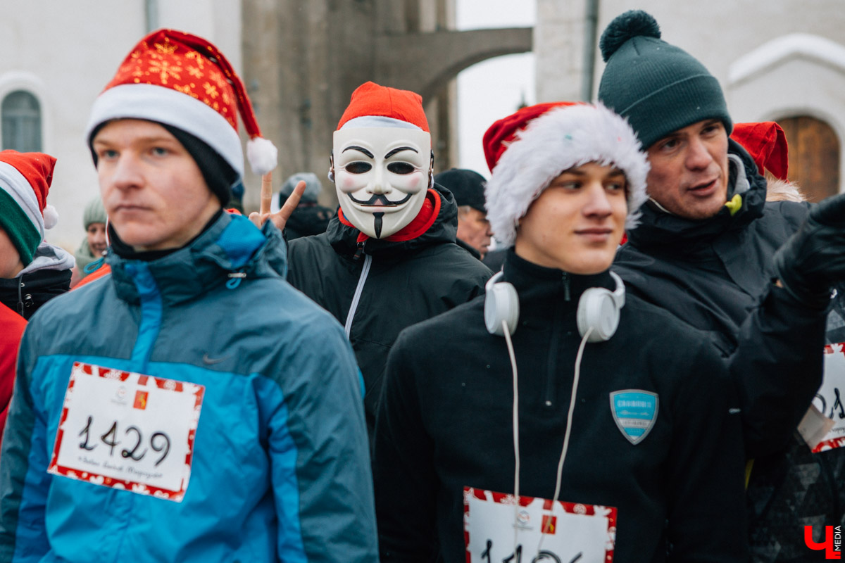 13 января во Владимире прошел VIII забег Дедов Морозов в центре города. В нем приняли участие больше 3 тысяч человек