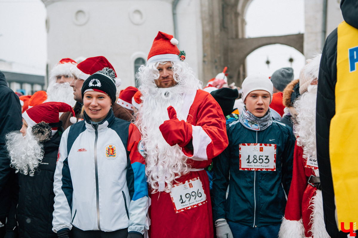 13 января во Владимире прошел VIII забег Дедов Морозов в центре города. В нем приняли участие больше 3 тысяч человек