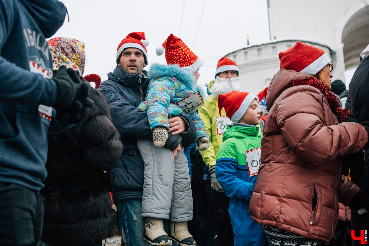 13 января во Владимире прошел VIII забег Дедов Морозов в центре города. В нем приняли участие больше 3 тысяч человек