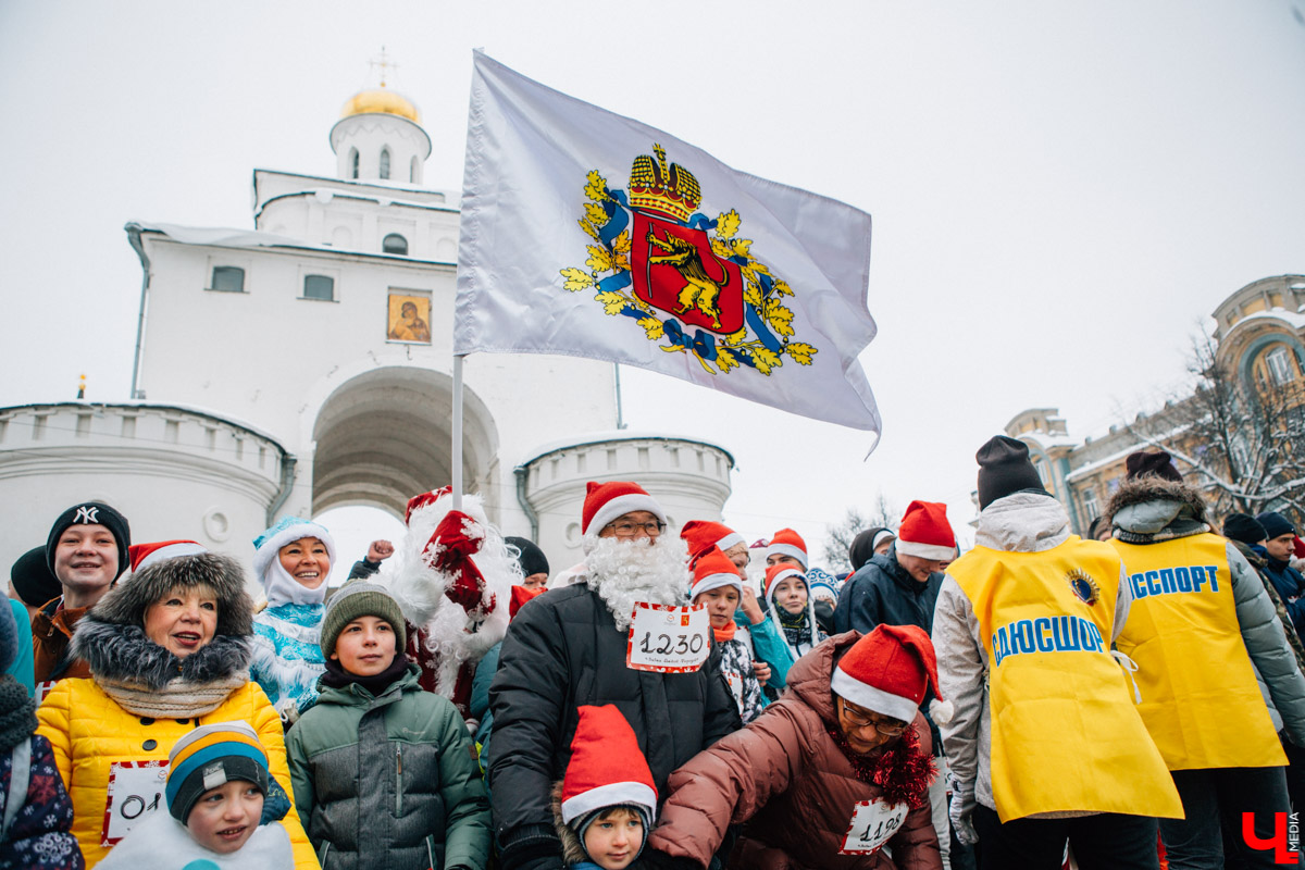 13 января во Владимире прошел VIII забег Дедов Морозов в центре города. В нем приняли участие больше 3 тысяч человек