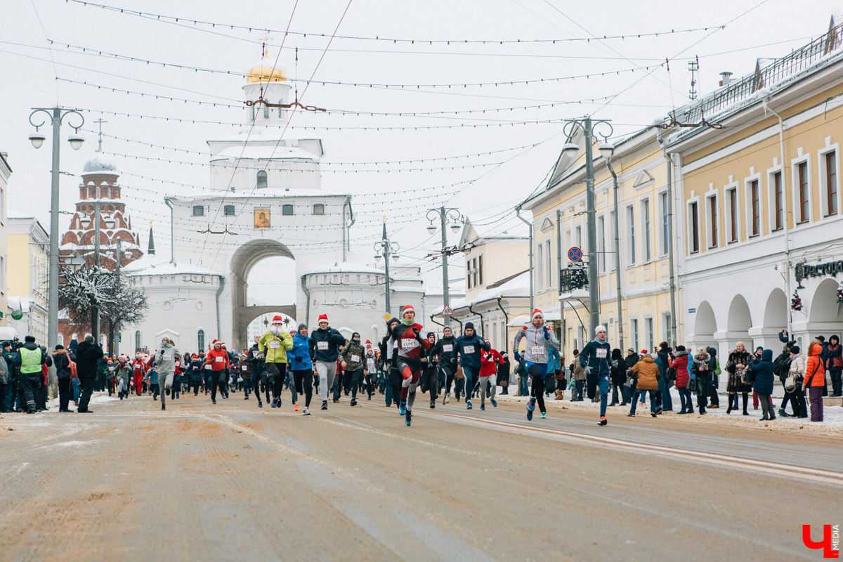 13 января во Владимире прошел VIII забег Дедов Морозов в центре города. В нем приняли участие больше 3 тысяч человек