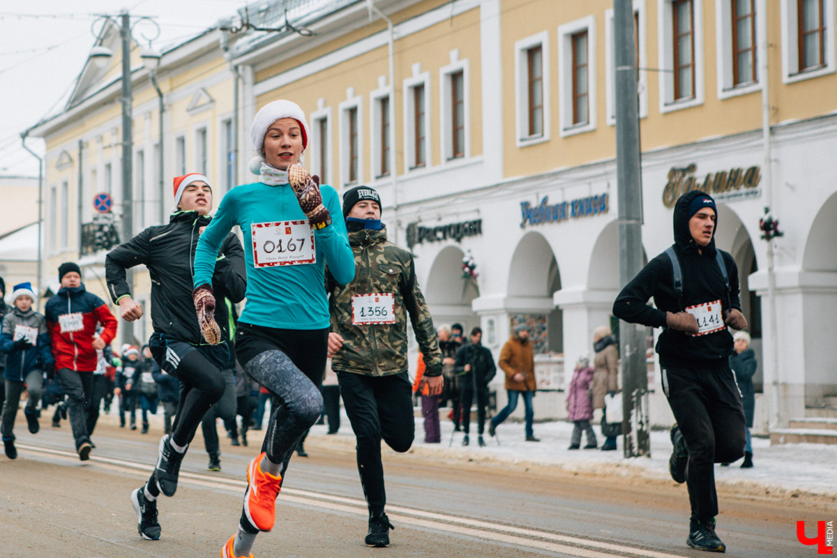 13 января во Владимире прошел VIII забег Дедов Морозов в центре города. В нем приняли участие больше 3 тысяч человек