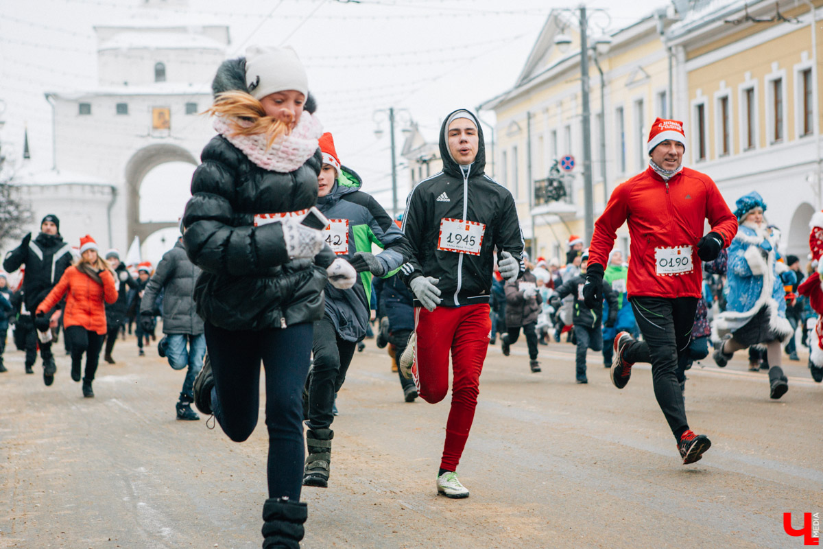 13 января во Владимире прошел VIII забег Дедов Морозов в центре города. В нем приняли участие больше 3 тысяч человек