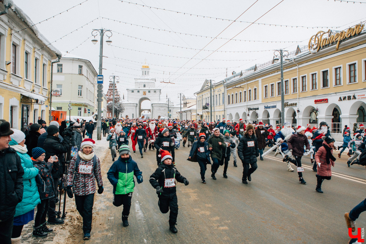 13 января во Владимире прошел VIII забег Дедов Морозов в центре города. В нем приняли участие больше 3 тысяч человек