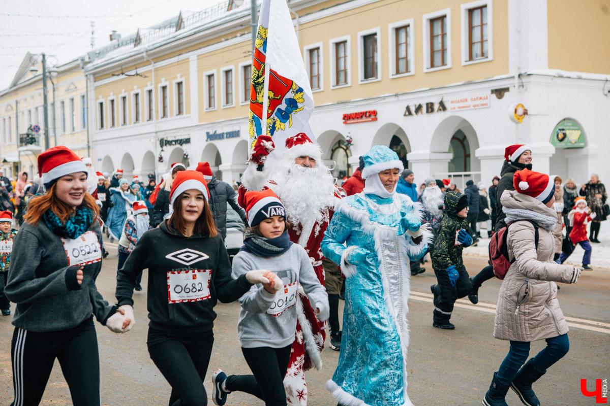 13 января во Владимире прошел VIII забег Дедов Морозов в центре города. В нем приняли участие больше 3 тысяч человек