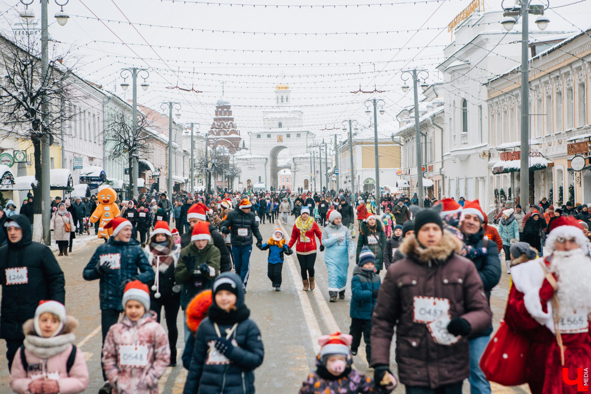 13 января во Владимире прошел VIII забег Дедов Морозов в центре города. В нем приняли участие больше 3 тысяч человек