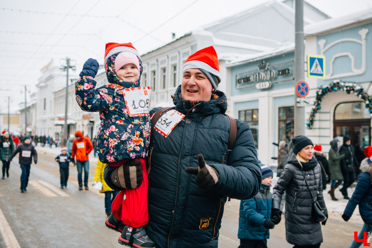 13 января во Владимире прошел VIII забег Дедов Морозов в центре города. В нем приняли участие больше 3 тысяч человек