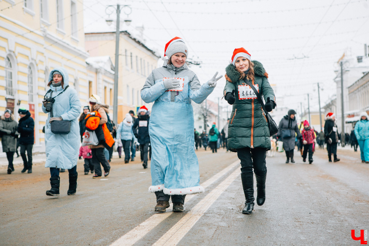 13 января во Владимире прошел VIII забег Дедов Морозов в центре города. В нем приняли участие больше 3 тысяч человек