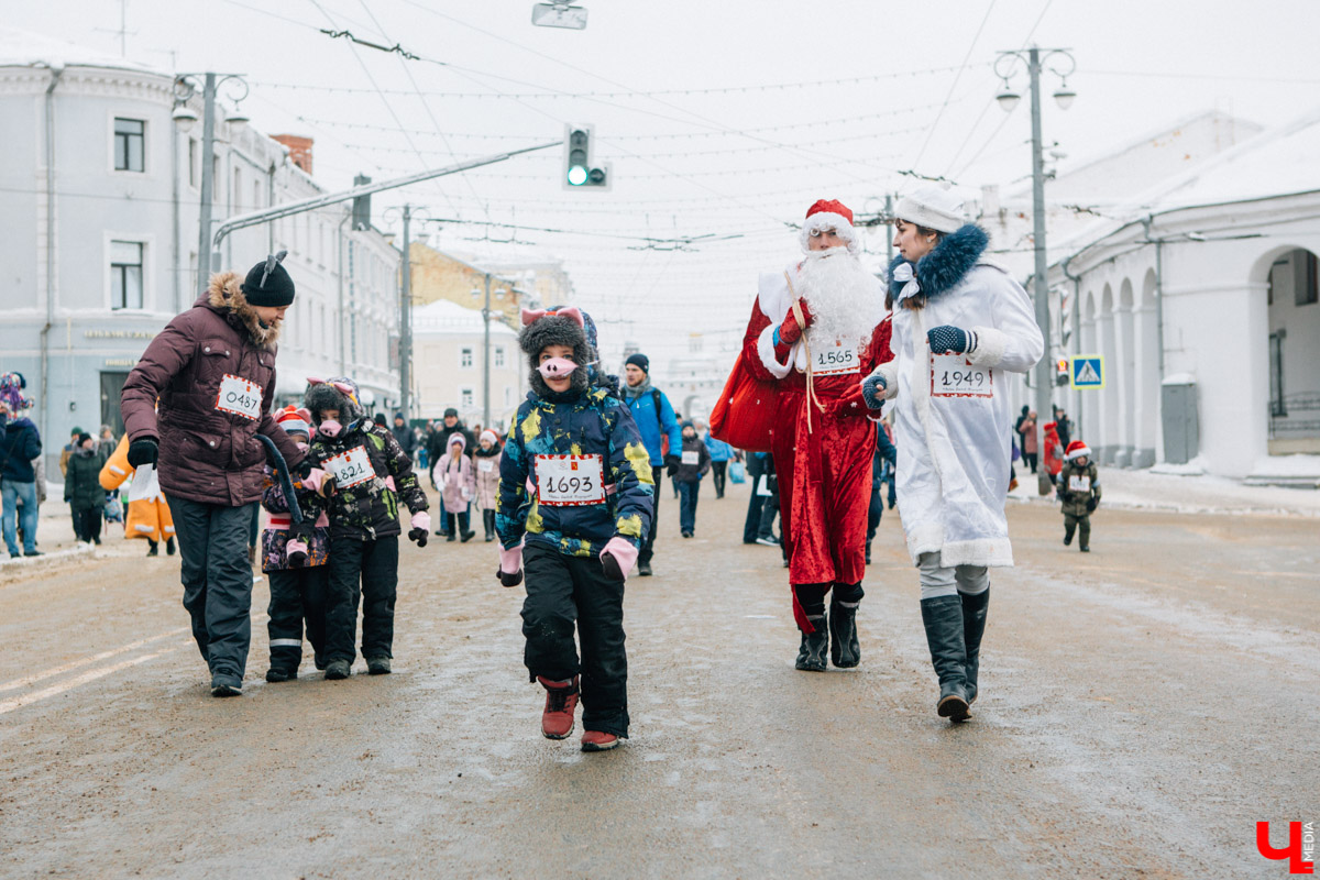 13 января во Владимире прошел VIII забег Дедов Морозов в центре города. В нем приняли участие больше 3 тысяч человек