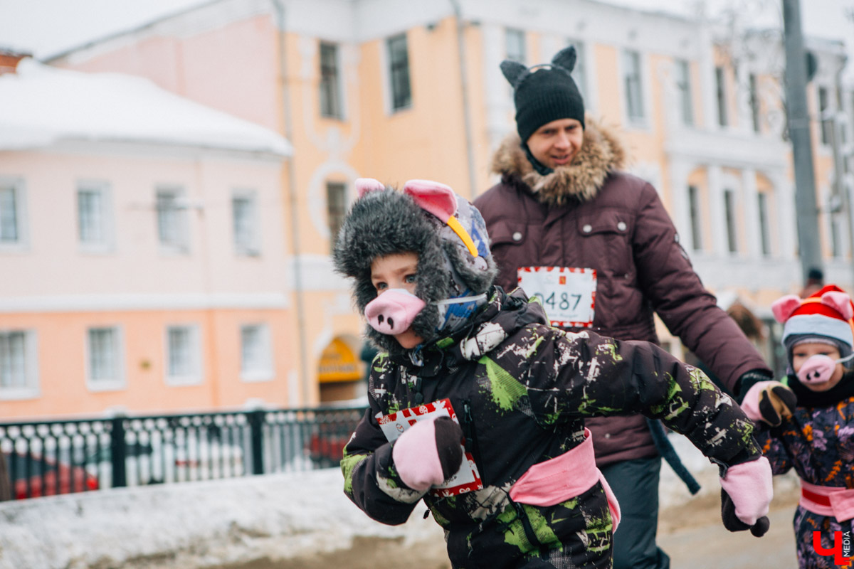 13 января во Владимире прошел VIII забег Дедов Морозов в центре города. В нем приняли участие больше 3 тысяч человек