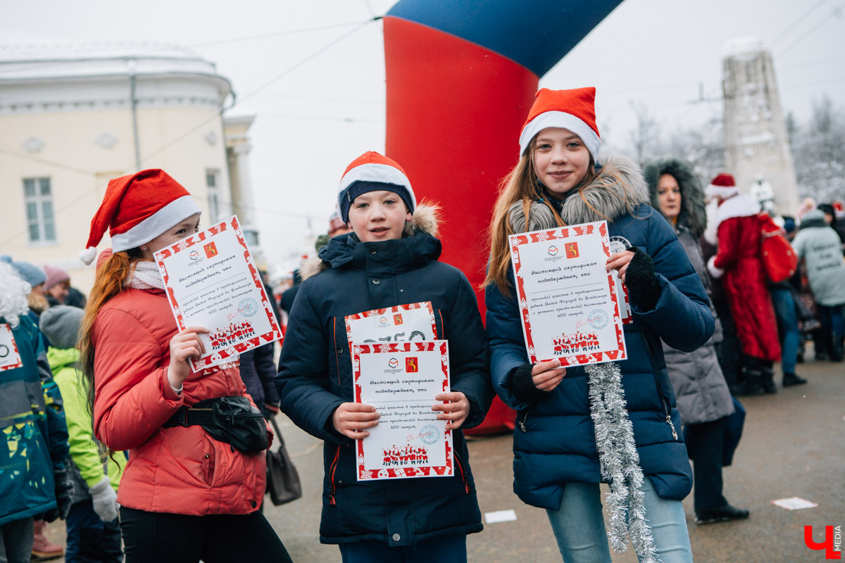 13 января во Владимире прошел VIII забег Дедов Морозов в центре города. В нем приняли участие больше 3 тысяч человек